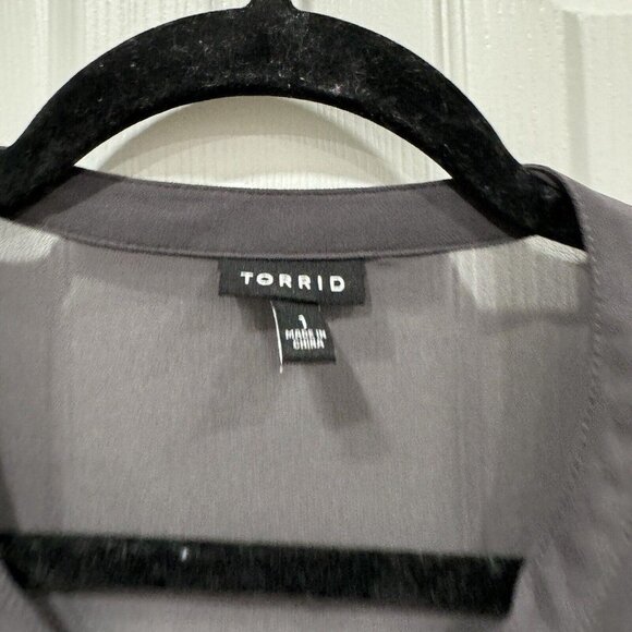 Women’s Torrid Gray Blouse Top Size 1 Button Up - Picture 3 of 7